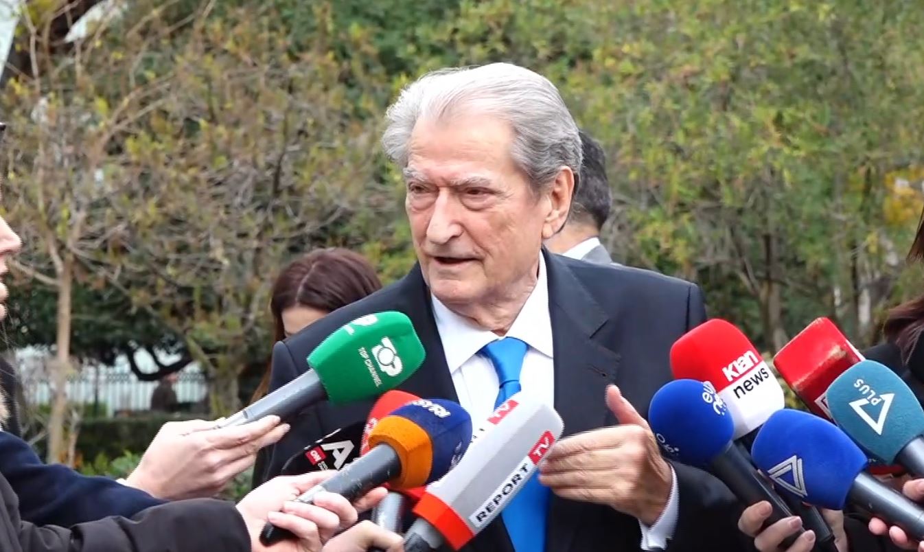 berisha-s’ia-njeh-‘meritat’-salianjit:-na-dha-bashkine-e-kavajes?-kur-ishte-ne-burg,-ne-‘11-maj’-morem-3-mije-vota-me-shume