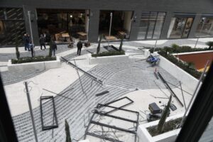 video/-fasada-e-shkaterruar,-xhama-dhe-struktura-metalike-te-demtuara!-shperthimi-i-bomboles-se-gazit,-pamje-nga-vendngjarja