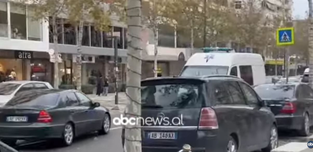 video/-humb-jeten-nje-grua-ne-vlore,-u-rrezua-ne-bulevard-teksa-po-ecte
