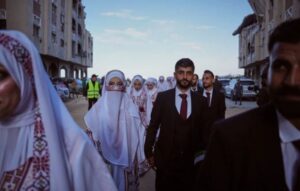 dashuri-mes-rrenojave/-ceremonia-qe-bashkoi-54-cifte-ne-zemer-te-gazes-se-shkaterruar