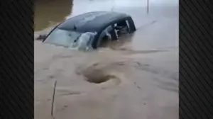 video/-greqia-goditet-nga-moti-i-keq,-makina-zhytet-ne-uje-nga-permbytjet-masive,-shpetohet-familja