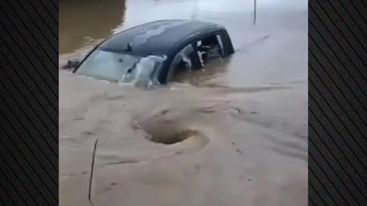 video/-greqia-goditet-nga-moti-i-keq,-makina-zhytet-ne-uje-nga-permbytjet-masive,-shpetohet-familja