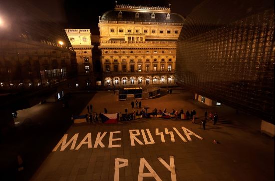 fotolajm/-protestuesit-ne-prage-kerkojne-qe-asetet-ruse-te-ngrira-t’i-jepen-ukraines