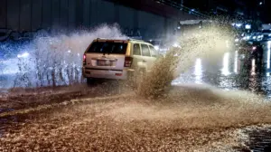 video/-shtepi-te-permbytura-e-njerez-te-bllokuar-ne-disa-zona,-mbyllet-autostrada-athine-korint