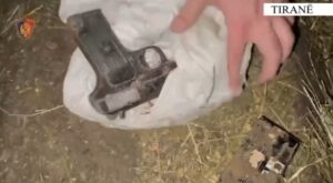 video/-leviznin-me-arme-ne-automjet,-arrestohen-dy-te-rinjte-ne-tirane