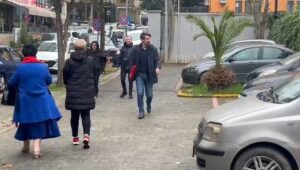 video/-ne-gjyq-per-dosjen-veliaj,-biznesmeni-elman-abule-paraqitet-ne-gjkko