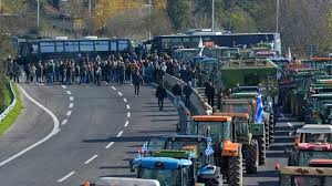 protesta-e-fermereve-ne-greqi/-bllokohet-per-3-ore-aksi-rrugor-kakavije–janine