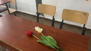 u-vra-me-thike-nga-14-vjecari-ne-durres,-shkolla vendos-lule-ne-banken-e-adoleshentit-te-ndjere