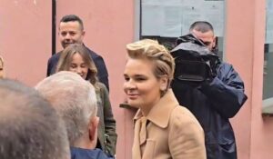 kryemadhi-paraqitet-ne-spak,-batuta-me-gazetaret:-do-bej-ndertim-pa-leje-ketu,-do-marr…