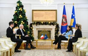 vjosa-osmani-pret-ambasadorin-francez,-i-kerkon-heqjen-e-masave-te-be-se-ndaj-kosoves