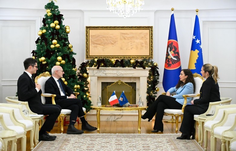 vjosa-osmani-pret-ambasadorin-francez,-i-kerkon-heqjen-e-masave-te-be-se-ndaj-kosoves