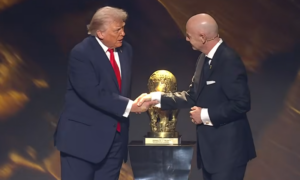 trump-nderohet-ne-ceremonine-e-shortit-te-boterorit,-merr-“cmimin-e-paqes-fifa”