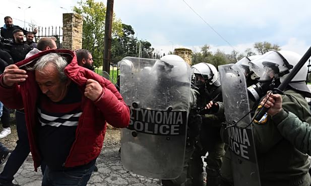 kercenuan-me-bllokimin-e-aeroportit-te-selanikut,-policia-greke-perdor-gaz-lotsjelles-ndaj-fermereve-protestues