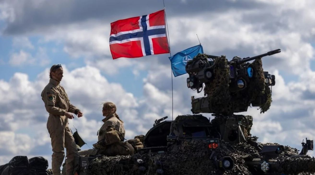 norvegjia-po-riarmatoset,-blen-dy-nendetese-dhe-raketa-me-rreze-te-gjate-veprimi