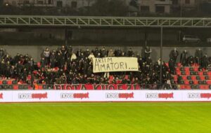 flamurtari-nis-ngjitjen,-por-tifozeria-besnike-“flota”-kerkon-largimin-e-drejtorit-pollozhani