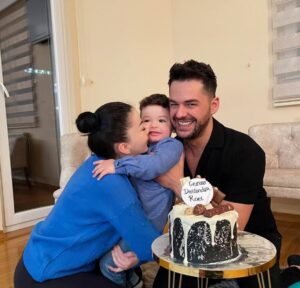 “babi-do-jete-engjelli-jone-mbrojtes”/fshiu-fotot-me-shpat-kasapin-para-vdekjes-se-tij,-selvije-jao-rikthen-imazhin-krah-kengetarit-dhe-djalit