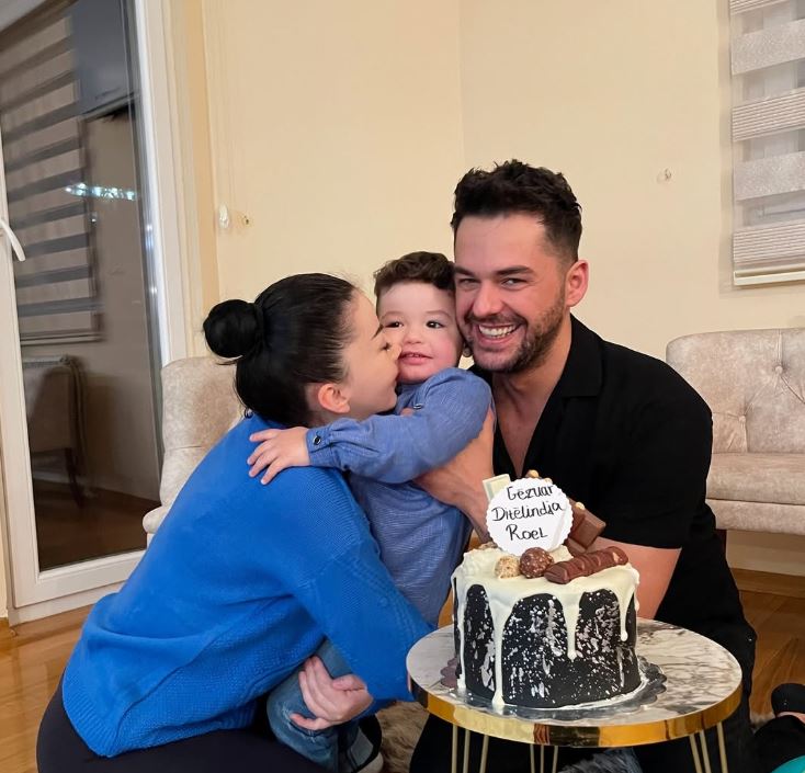 “babi-do-jete-engjelli-jone-mbrojtes”/fshiu-fotot-me-shpat-kasapin-para-vdekjes-se-tij,-selvije-jao-rikthen-imazhin-krah-kengetarit-dhe-djalit