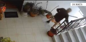 video/-tentoi-te-vriste-bashkeshorten,-gruaja-transportohet-te-“trauma”,-arrestohet-76-vjecari-ne-durres