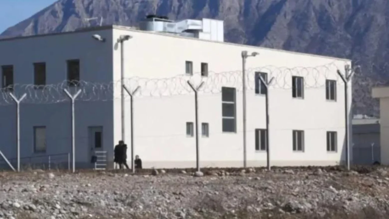 vuante-denimin-ne-nje-burg-te-sigurise-se-larte,-nderron-jete-i-denuari,-shpetim-celiku