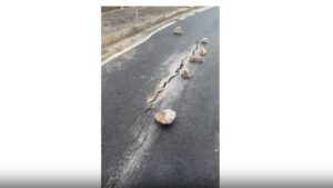 video/-denoncimi-i-pd:-asfalti-ne-unazen-e-burrelit-cahet-para-se-te-mbyllen-punimet,-spak-te-nise-hetimet