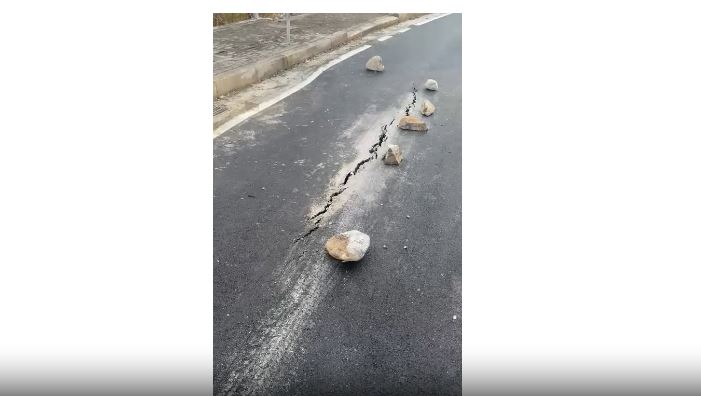 video/-denoncimi-i-pd:-asfalti-ne-unazen-e-burrelit-cahet-para-se-te-mbyllen-punimet,-spak-te-nise-hetimet