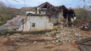 video/-shtepia-iu-shemb-nga-rreshqitjet-e-dheut,-familja-ne-mat-ne-qiell-te-hapur