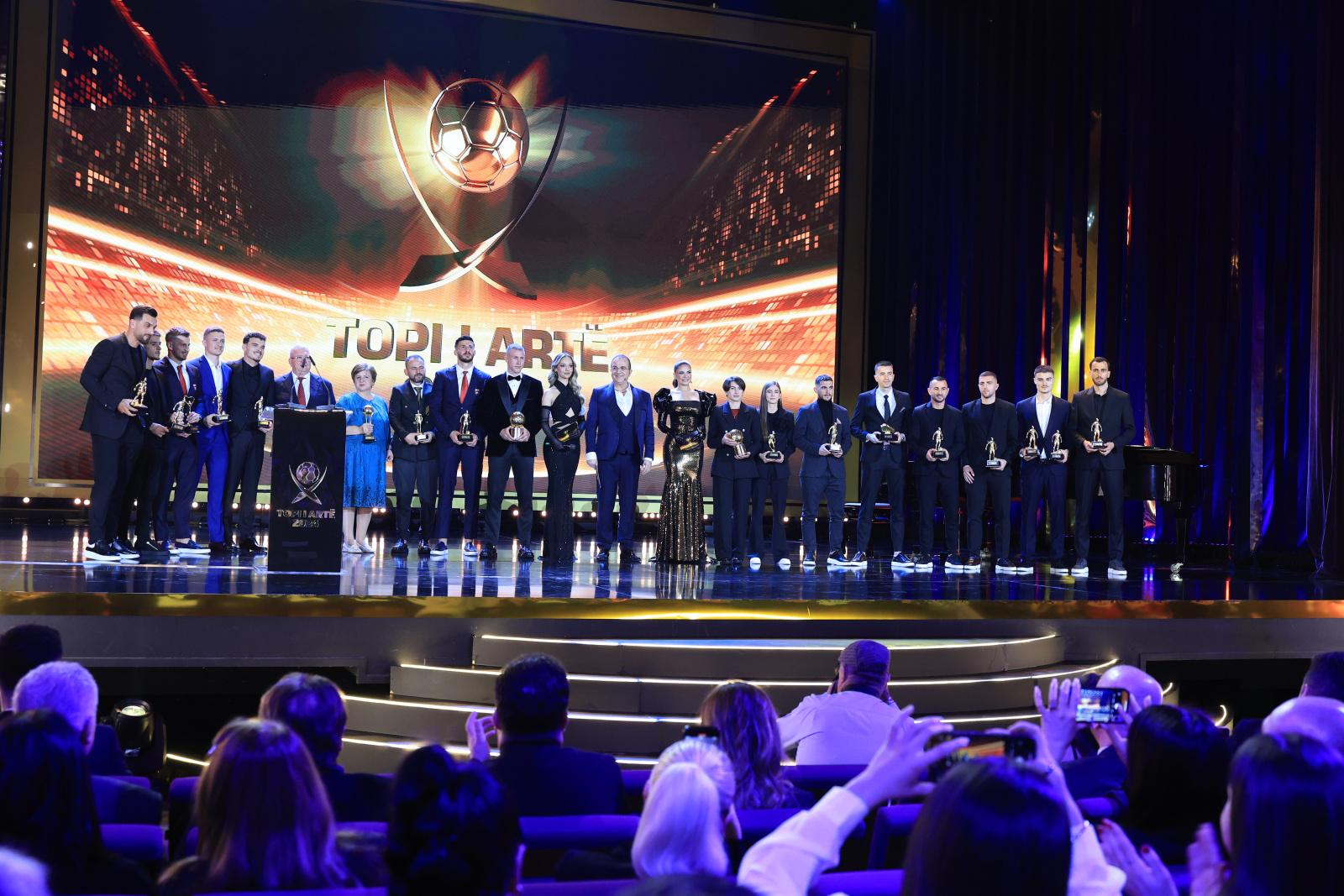 mbremja-gala-“topi-i-arte-2025”,-zbulohen-detaje-te-tjera.-nga-prezantuesit,-ora-dhe-ekrani-ku-do-te-shfaqet