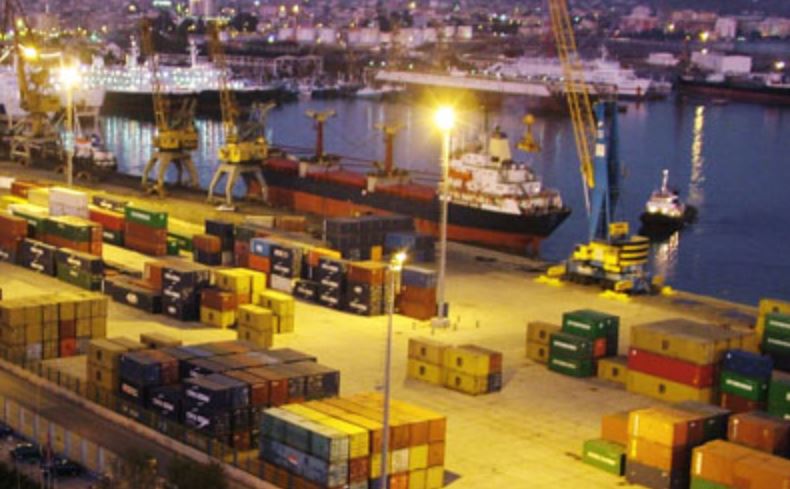 ekskluzive/-“jemi-nga-guardia-di-finanza”,-policia-e-kufirit-ne-durres-ndalon-nje-automjet-me-disa-pajisje-te-dyshuara-pergjuese