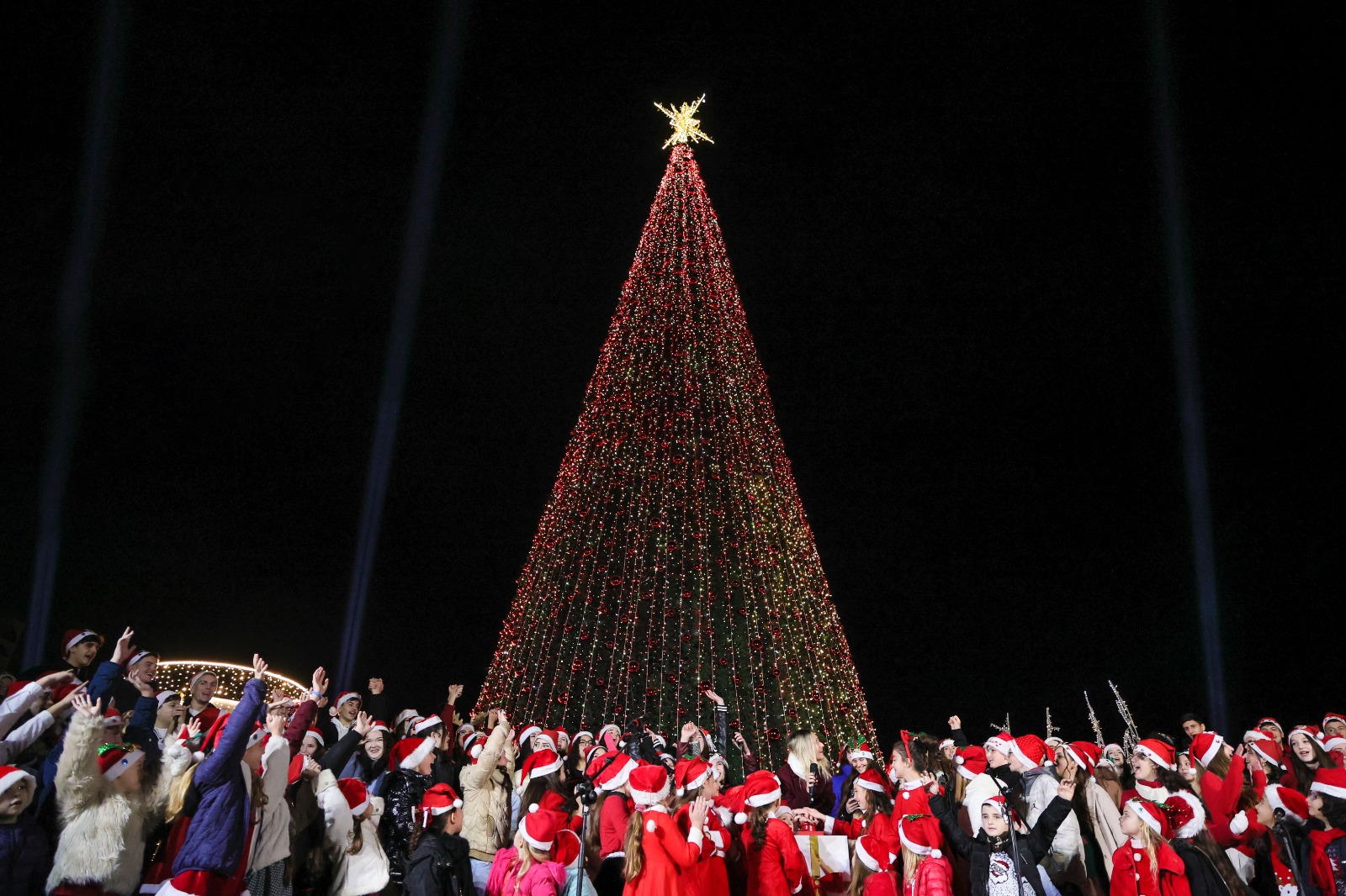 ndizen-dritat-e-pemes-se-vitit-te-ri-ne-sheshin-“skenderbej”,-femijet-shoqerojne-ceremonine-festive-ne-qender-te-tiranes