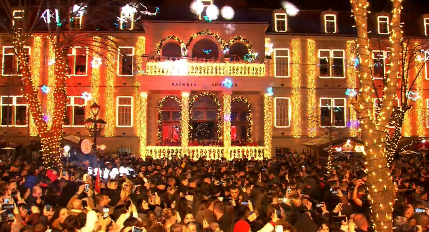“dhjetori-i-festave”,-rama-publikon-video-nga-ndezja-e-dritave-ne-shkoder