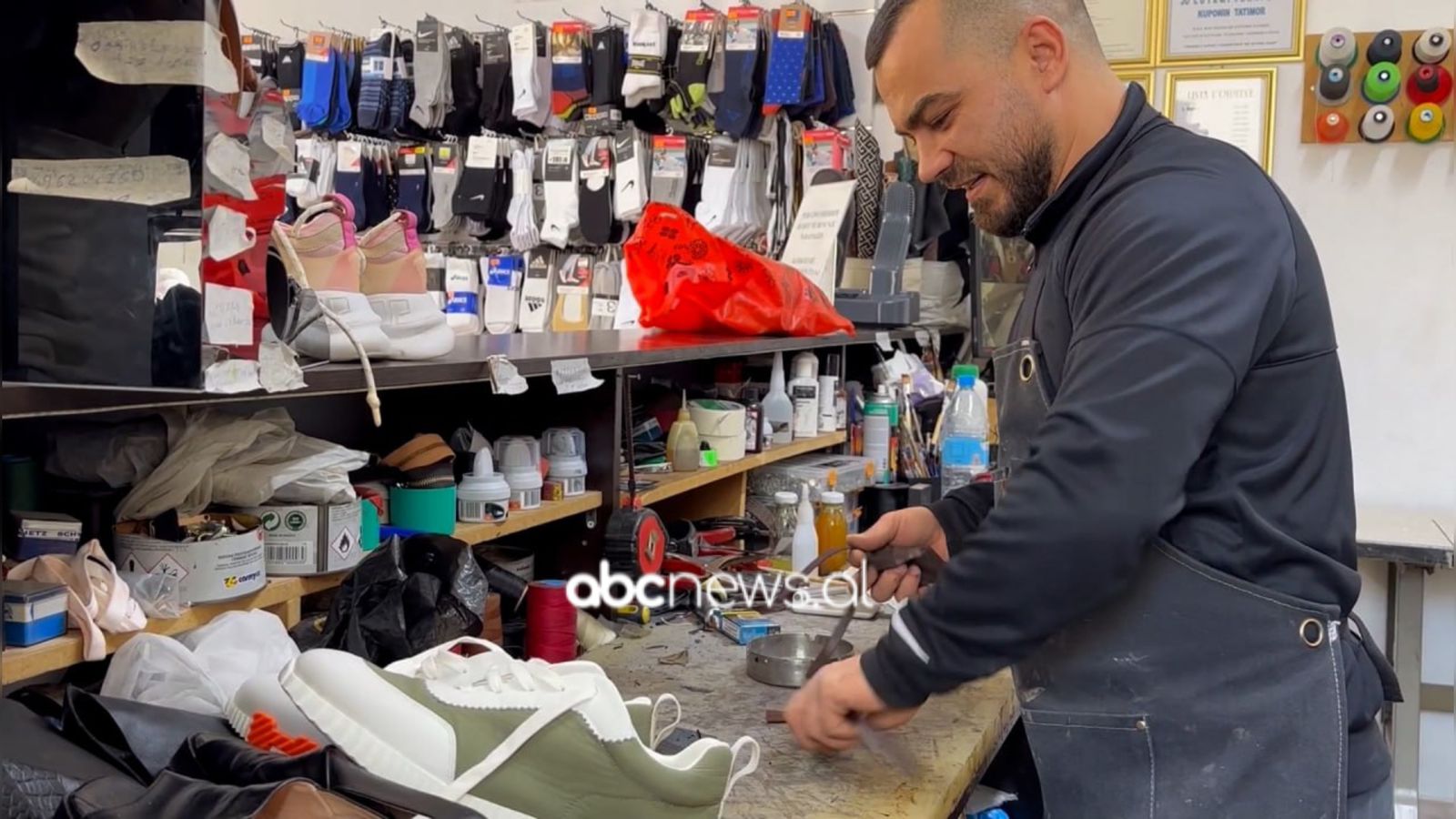 zanat-i-trasheguar-nga-i-ati/-36-vjecari-ne-vlore-krijon-kepuce,-canta-e-aksesore-te-ndryshem