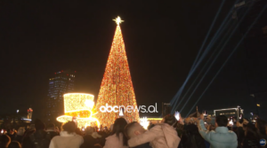 qytetet-ndezin-dritat-e-festave/-vendoset-ne-sheshin-skenderbej-pema-gjigande