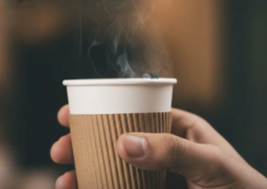 studimi:-pirja-e-cajit-ose-kafese-ne-gota-kartoni-mund-te-shkaktoje-kancer