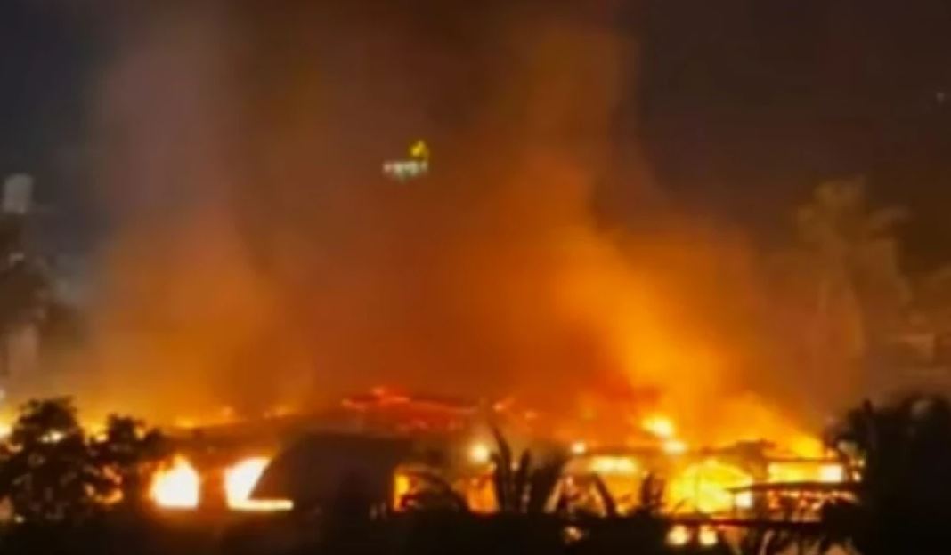 video/-tragjedi-ne-indi,-shperthen-bombola-e-gazit,-shkrumbohet-nga-flaket-klubi-i-nates.-humbin-jeten-23-persona