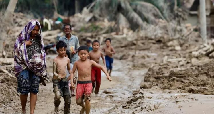 rendohet-bilanci,-shkon-ne-mbi-900-numri-i-i-personave-qe-humben-jete-nga-permbytjet-ne-indonezi,-qindra-te-tjere-ende-te-zhdukur