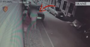 video/-thyente-xhamat-e-makinave-dhe-grabiste-sendet-qe-gjendeshin-brenda,-arrestohet-34-vjecari-ne-tirane,-ne-pranga-edhe-bashkepunetori-i-tij