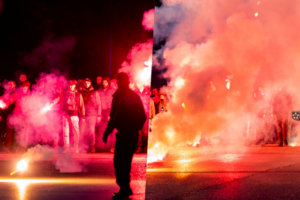 foto/-“ndizet”-kryeqyteti,-tifozet-e-partizanit-dhurojne-show-ne-rruge