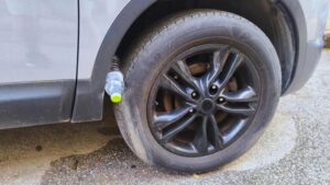 shishe-plastike-ne-gomat-e-makines,-truku-me-modern-i-grabitesve,-ja-si-duhet-te-mbrohen-shoferet