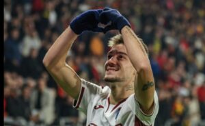 eshte-momenti-i-tij,-muci-i-ben-per-vete-te-gjithe-te-trabzonspor.-sulmuesi-kuqezi-gjen-serish-golin-(video)