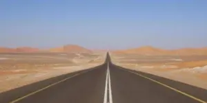 rruga-me-e-drejte-ne-bote,-si-eshte-te-ngasesh-makinen-240-km-pa-kthyer-timonin-asnjehere?