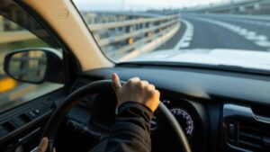 kush-eshte-drejtuesi-me-i-rrezikshem-i-makines?-studimi-zbulon-grupmoshen-me-te-pasigurt-ne-timon