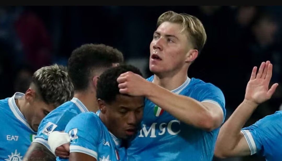 napoli-nuk-fal-ne-shtepi,-mposht-juventusin-dhe-ngjitet-ne-krye-(video)