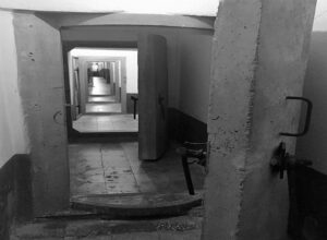 “kadri-hazbiu-sabotoi-vend-komanden-e-ministrise-brendshme,-ku-nga-41-dhoma-pune-per-aparatin-qendror-te-saj-ne-rast-lufte,-ai-e-uli-ne-23…”/-zbulohet-dokumenti-i-sigurimit-i-vitit-1983,-per-objektin-“bunk-art-2”