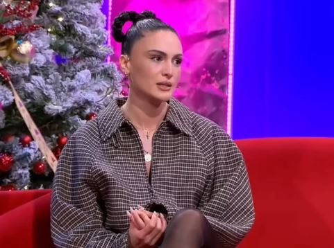 vellai-vrau-veten-me-armen-e-sherbimit,-sheila-haxhiraj-rrefehet-per-here-te-pare