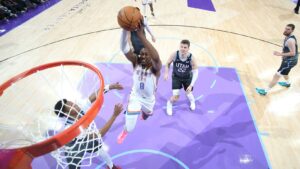 nba/-15-fitore-radhazi,-oklahoma-“fluturon”,-doncic-udheheq-lakers