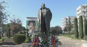 “jeta-e-tim-eti-mes-politikes,-familjes-dhe-sportit”,-djali-i-azemit-kujton-momente-familjare:-nena-ulte-automatin-kur-luante-me-vellane,-dinte-te-ishte-baba-i-dashur