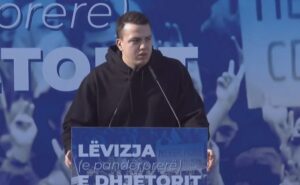 “le-garant-femijet-e-mi,-s’ju-tradhtoj”,-djali-i-azem-hajdarit-tregon-te-pathenat-e-liderit-te-dhjetorit:-s’e-njihte-konceptin-e-frikes.-si-i-frymezoi-studentet-per-te-shembur-dikaturen!