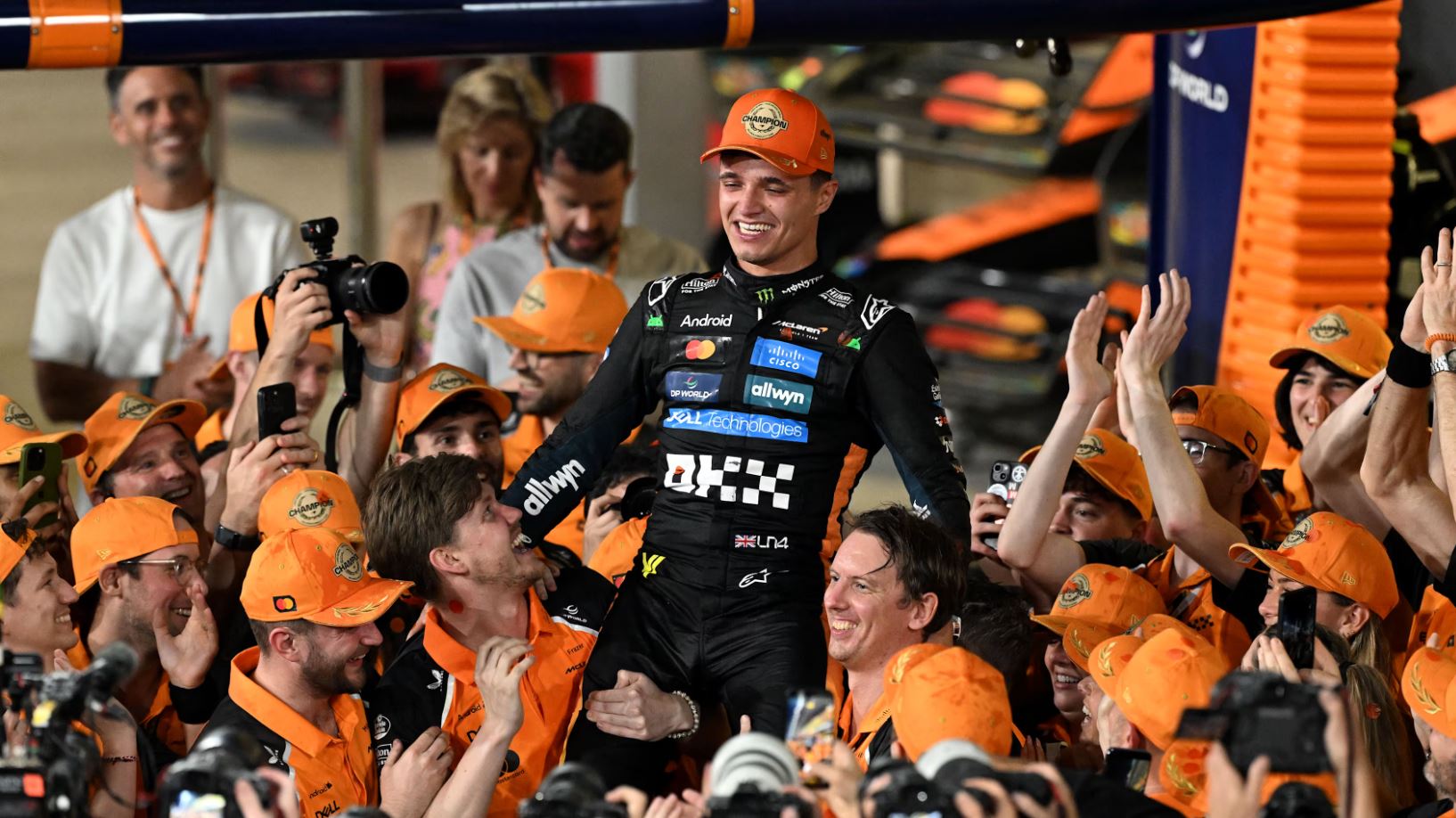 formula-1/-lando-norris-“mbreti”-i-ri:-e-kisha-enderruar-kete-moment,-falenderoj-max-dhe-oscar-piastrin