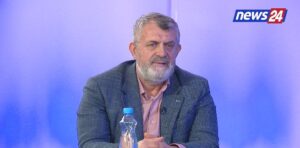 “arritem-qellimet-pa-thyer-asnje-xham,-pa-keputur-as-nje-lule-apo-dege-peme”,-ilir-dizdari:-8-dhjetori,-frymezim-per-ata-qe-s’duan-te-jetojne-nen-autokraci