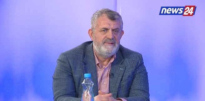 “arritem-qellimet-pa-thyer-asnje-xham,-pa-keputur-as-nje-lule-apo-dege-peme”,-ilir-dizdari:-8-dhjetori,-frymezim-per-ata-qe-s’duan-te-jetojne-nen-autokraci